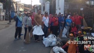ASN DKI Jakarta Kompak Ikut Kerja Bakti Massal Bersihkan Saluran Air dan Sampah